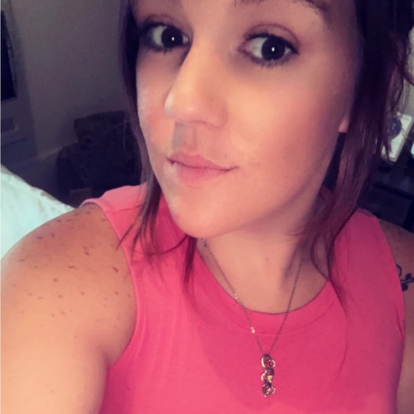 Meet your Posher, Tori - Picture 1 of 5